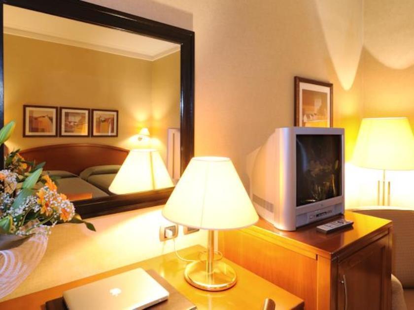 Lh Lloyd 3* Rom